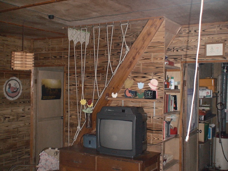 inside cabin, steep steps, ropes sides
