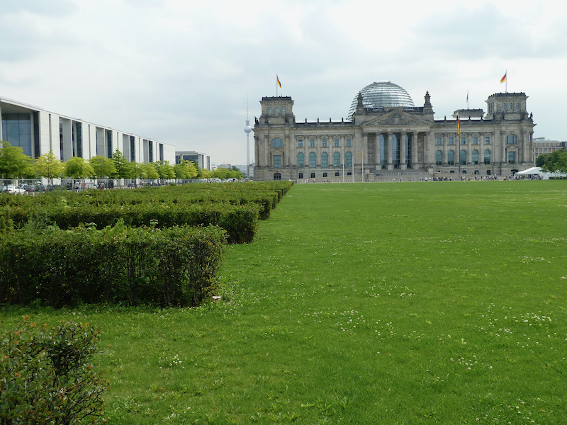 Lawn, Reichstag beyond