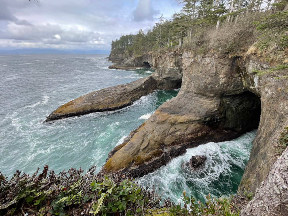 ocean caves with foot-like rock projections between