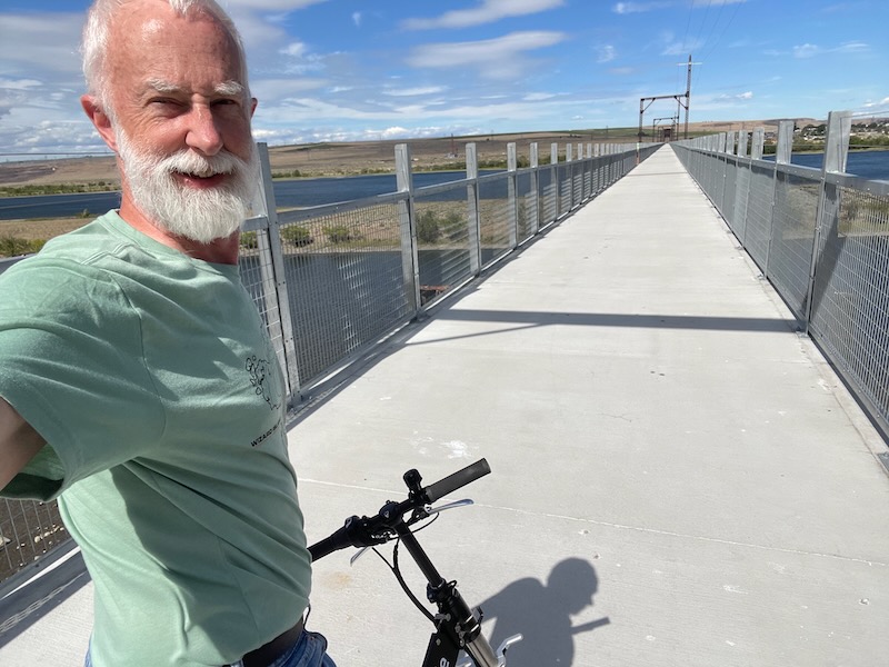 Larry selfy on bridge